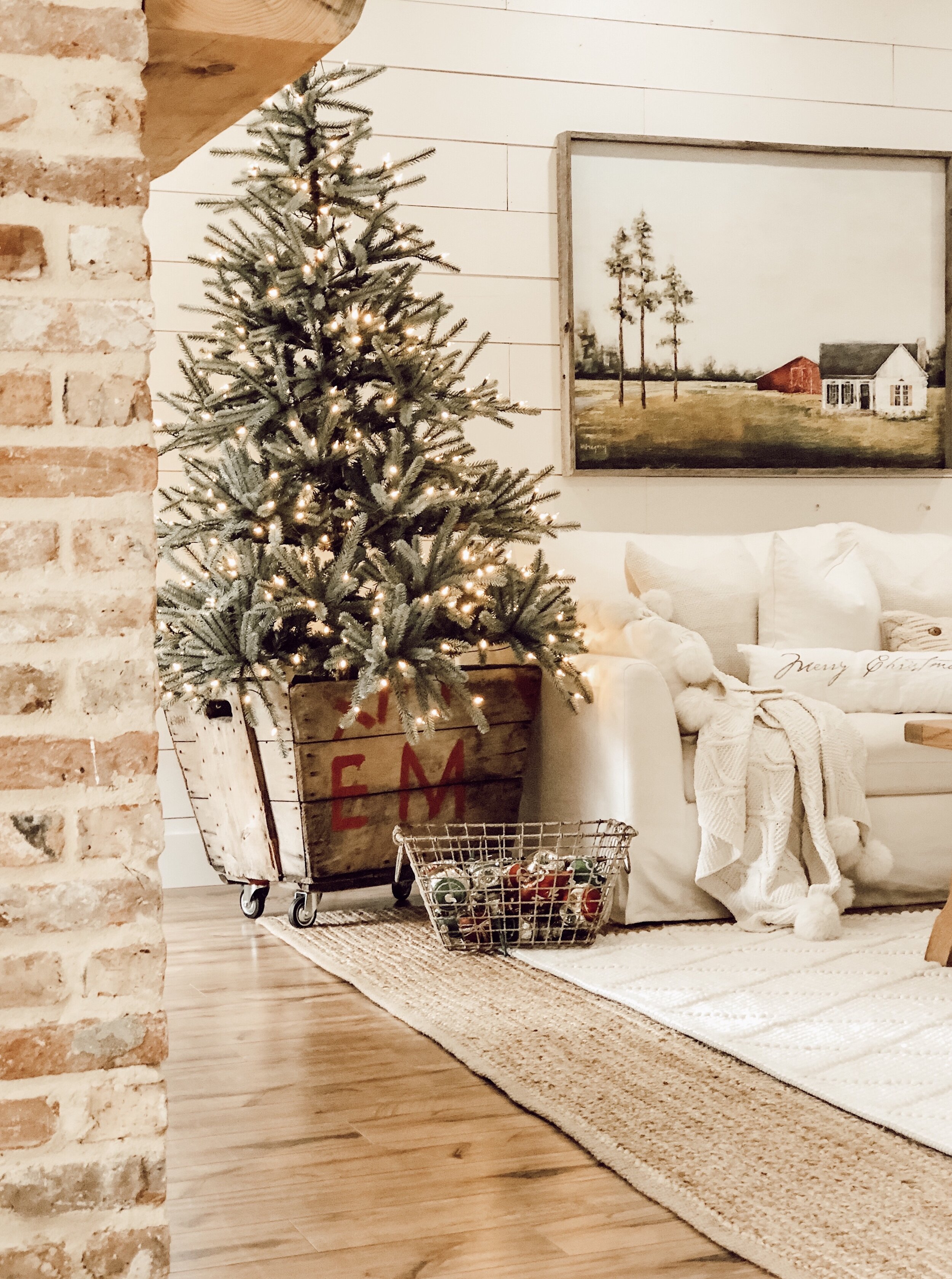 Farmhouse Christmas Tree Ideas: Bringing Rustic Charm to Your Holiday Decor - 10