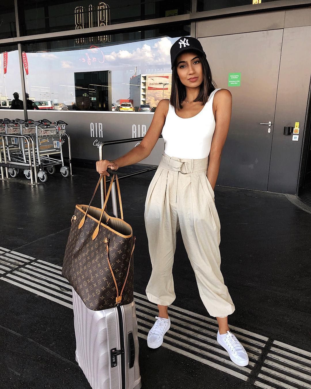 The Ultimate Guide to Airport Outfit Ideas for Comfort and Style - 4